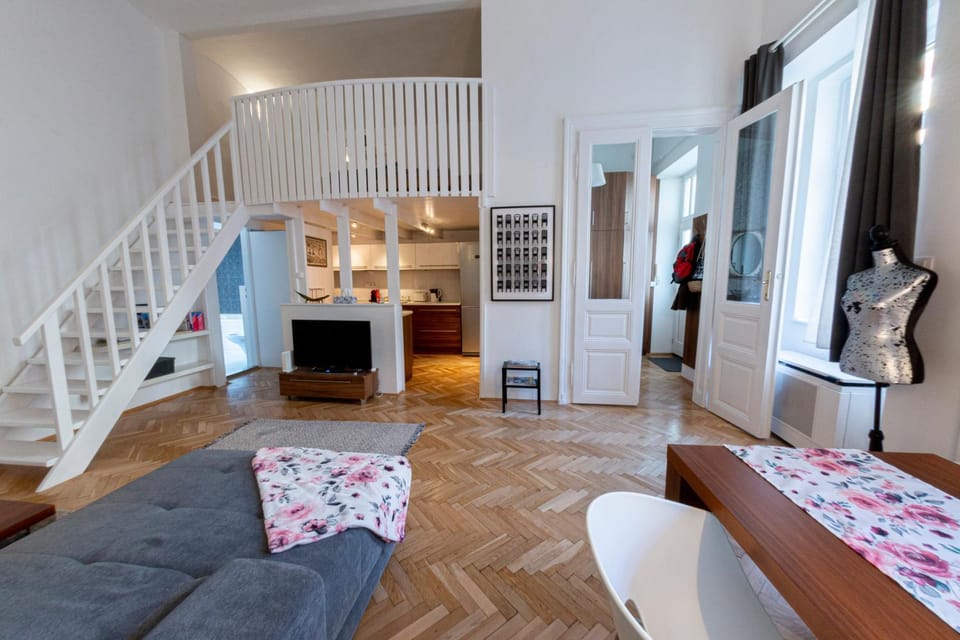 Bed, TV and multimedia, Kitchen or kitchenette, Living room, Photo of the whole room, Seating area