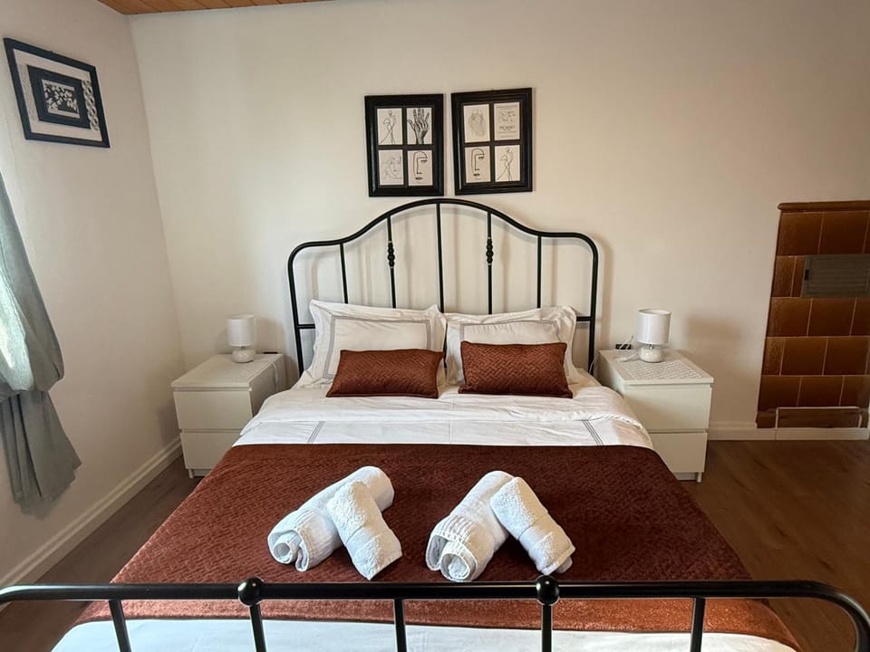 Bed, Bedroom, towels