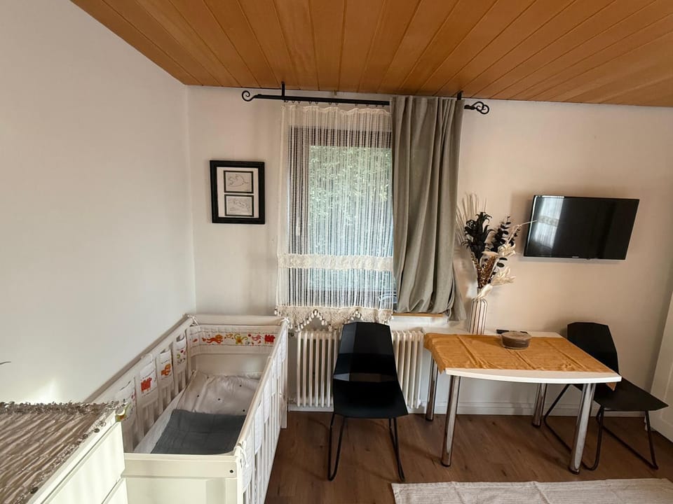 TV and multimedia, Bedroom, cot