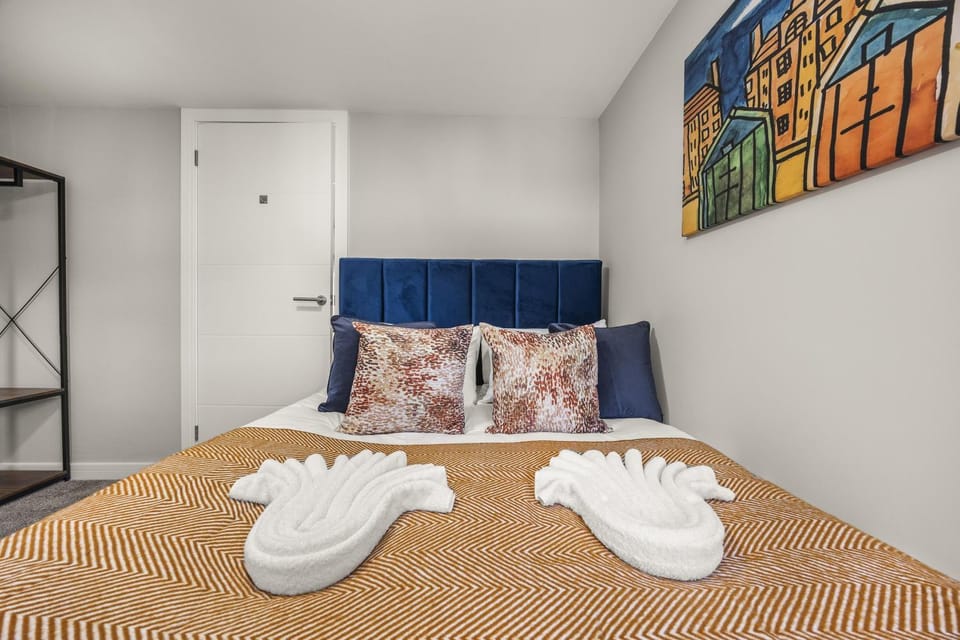 Bed, Bedroom, towels