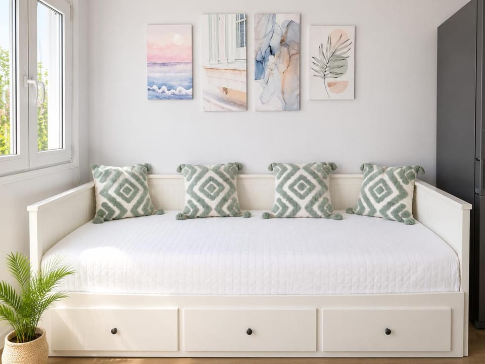 Bed, Living room