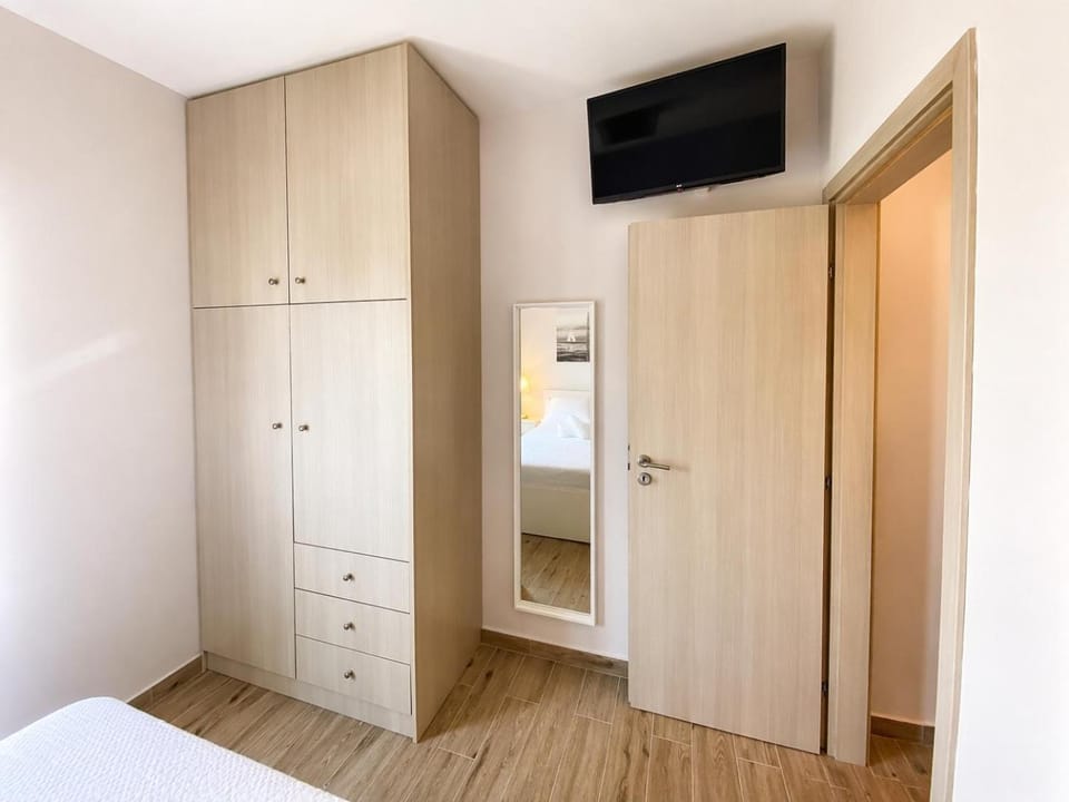 Bed, TV and multimedia, Photo of the whole room, Bedroom, wardrobe