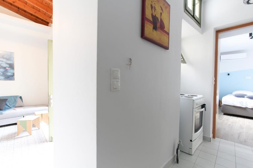 Bed, Living room, Photo of the whole room, Seating area, Bedroom, towels, washing machine, dryer