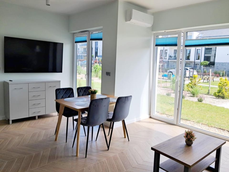 Communal lounge/ TV room, TV and multimedia, Living room, Seating area, Evening entertainment