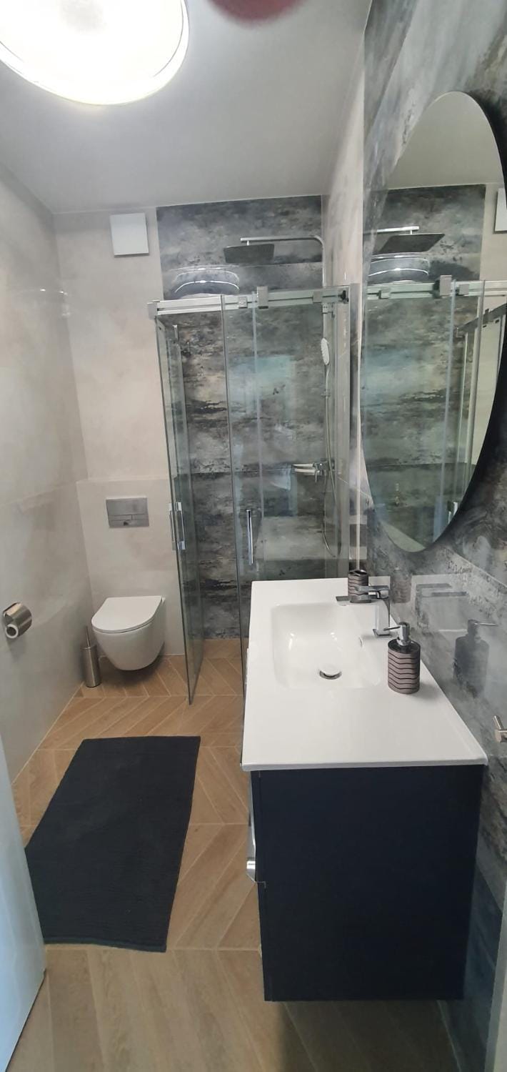 Shower, Toilet, Bathroom, towels