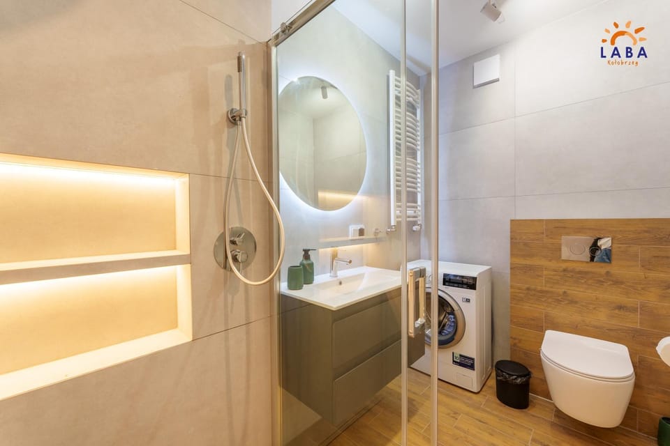 Shower, Toilet, Bathroom, towels, washing machine