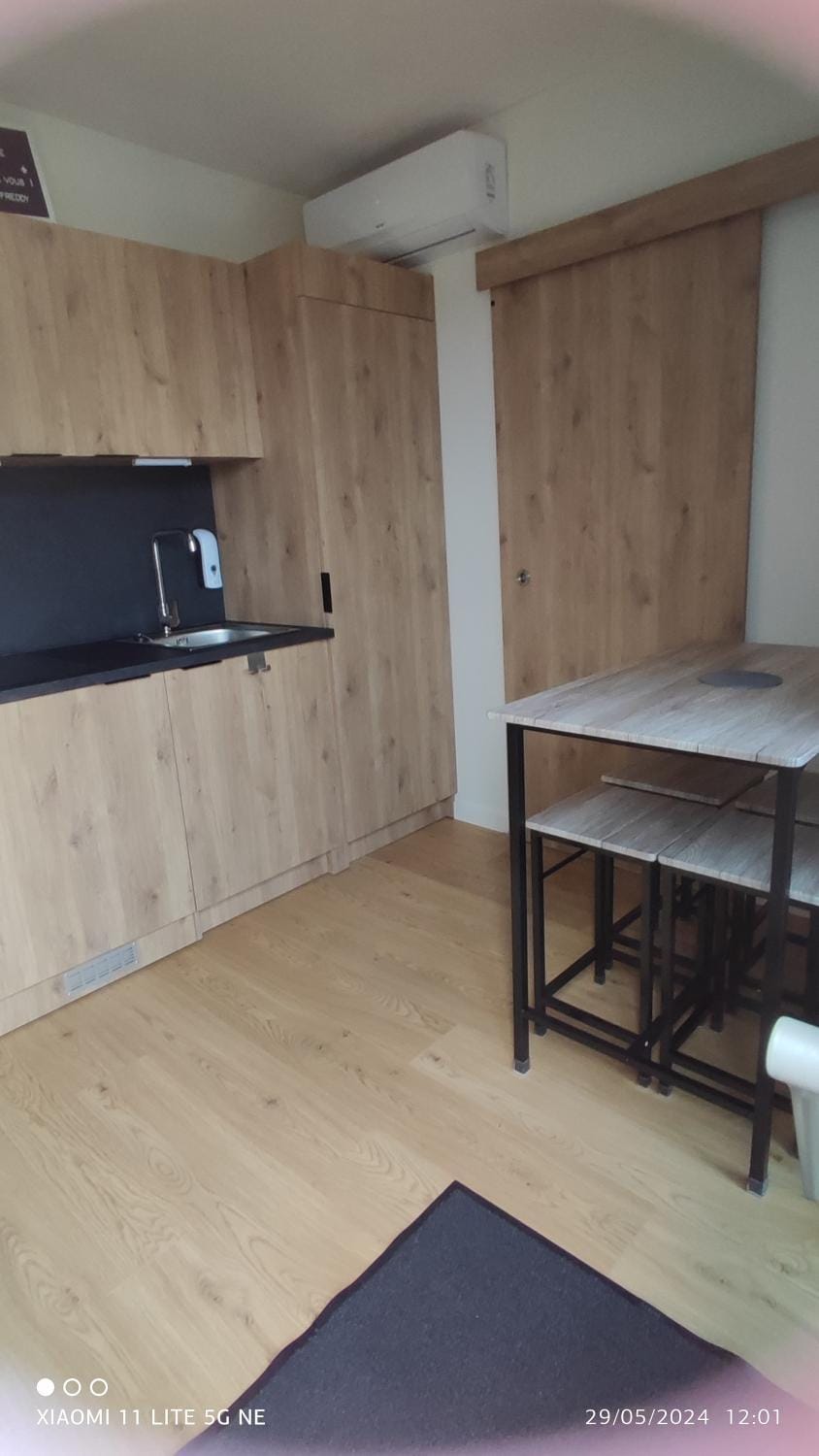 Kitchen or kitchenette, Dining area, stove
