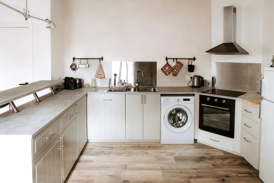 Kitchen or kitchenette, dishwasher, stove, washing machine