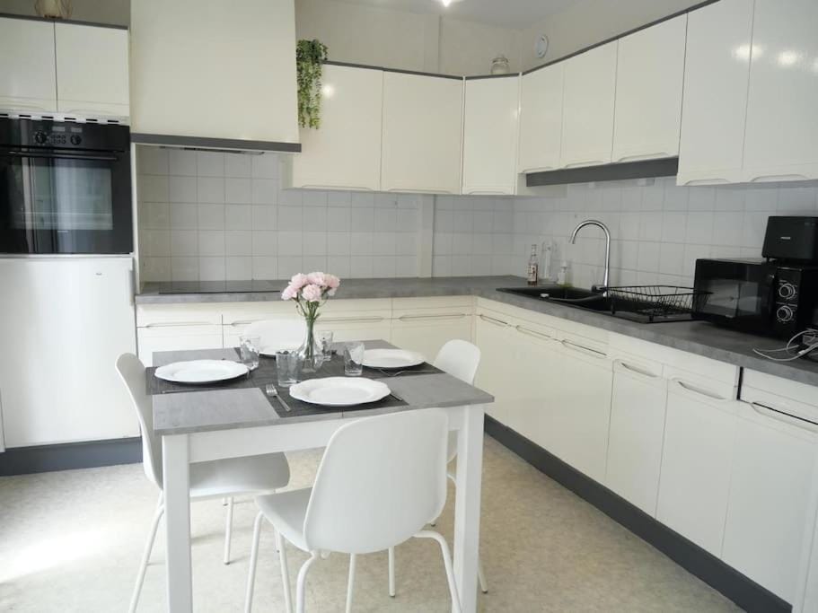 Kitchen or kitchenette, Dining area, stove