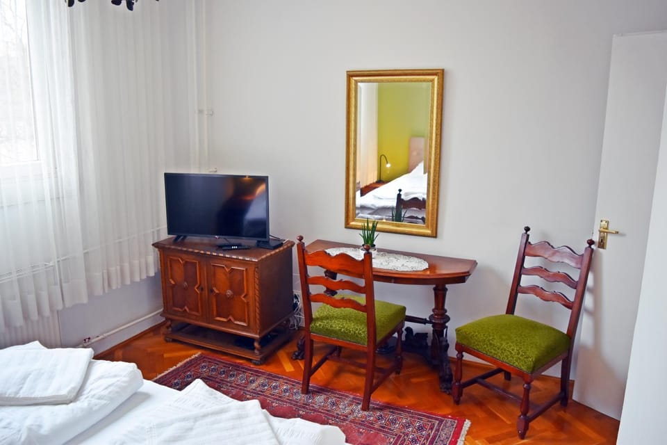Bed, TV and multimedia, Bedroom