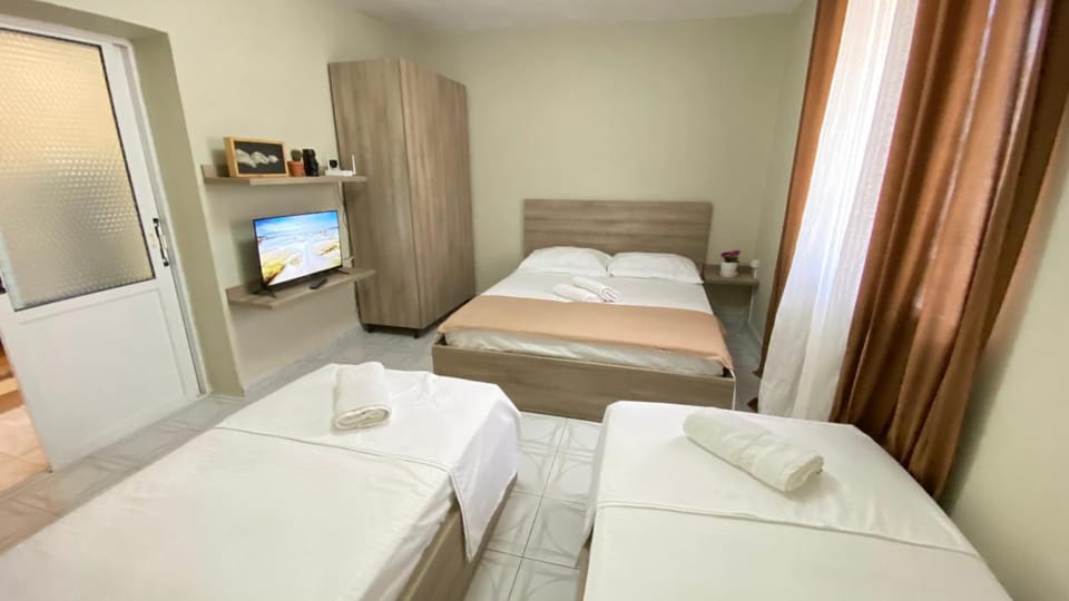 Bed, TV and multimedia, Photo of the whole room, Bedroom, towels