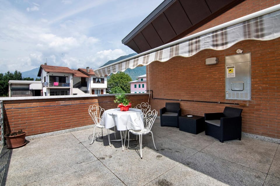 Property building, Balcony/Terrace, Living room