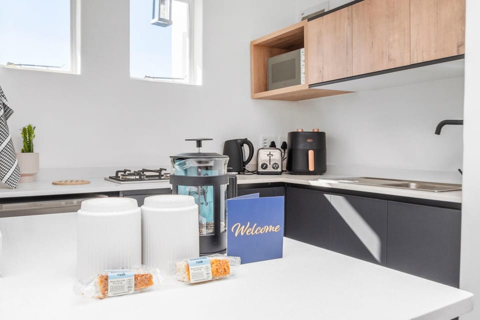 Coffee/tea facilities, Kitchen or kitchenette, stove, toaster