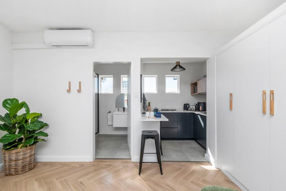 Kitchen or kitchenette, air conditioner