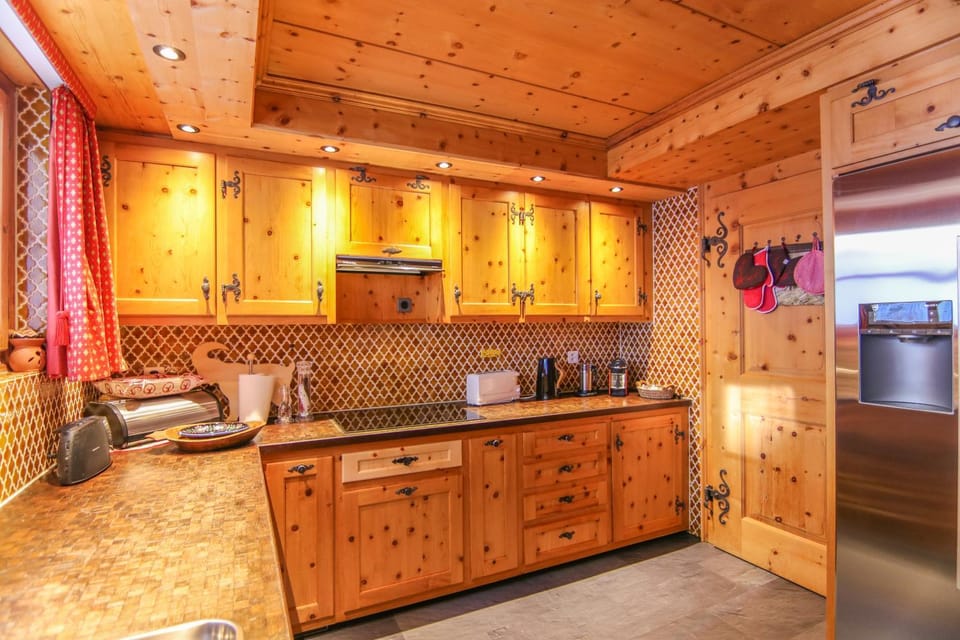 Kitchen or kitchenette, dishwasher, stove