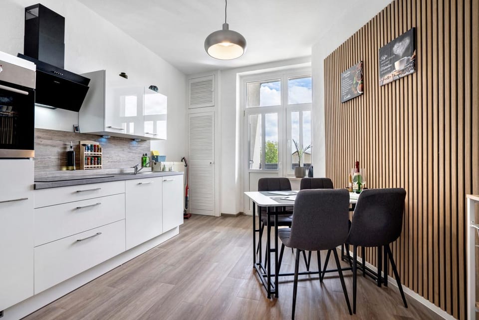 Property building, Kitchen or kitchenette, Living room