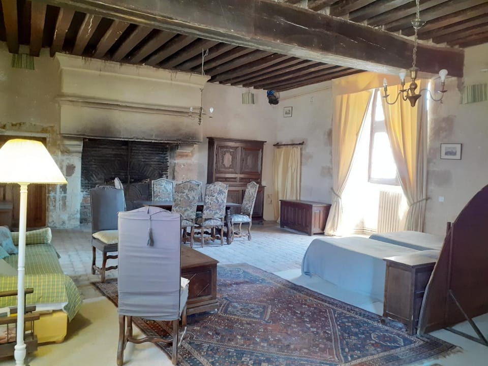Photo of the whole room, Seating area