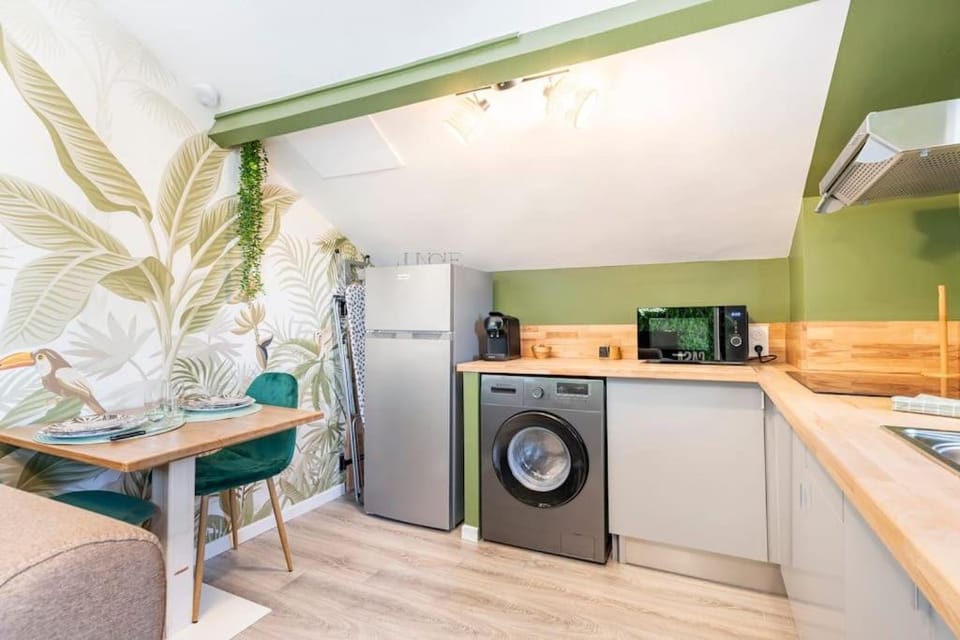Coffee/tea facilities, Kitchen or kitchenette, Dining area, Meals, flat iron, microwave, stove, toaster, washing machine