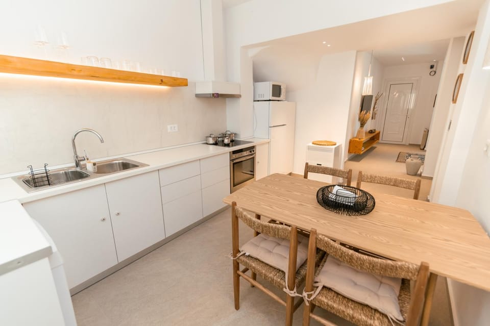 Kitchen or kitchenette, Dining area, stove