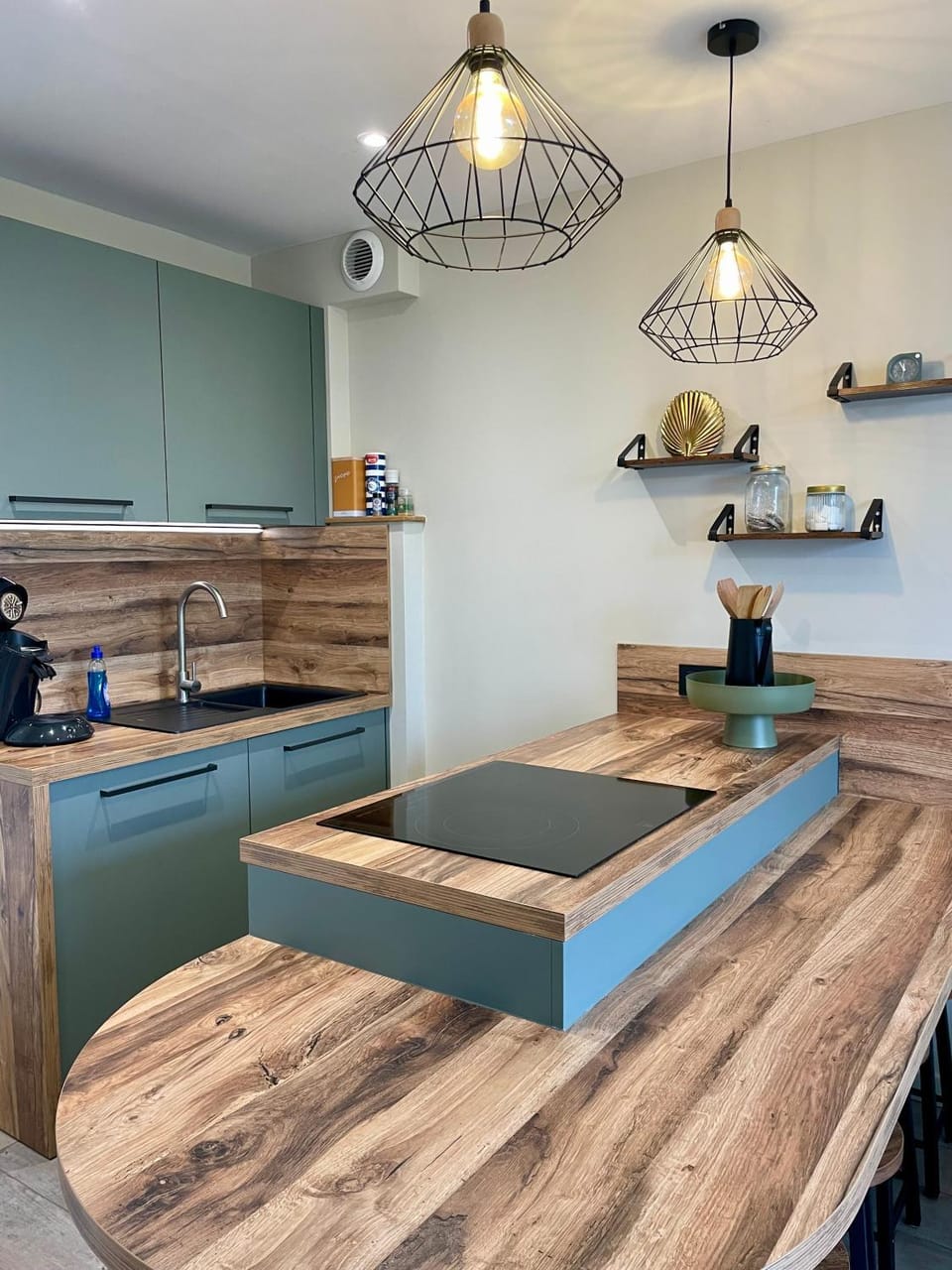 Kitchen or kitchenette, Dining area
