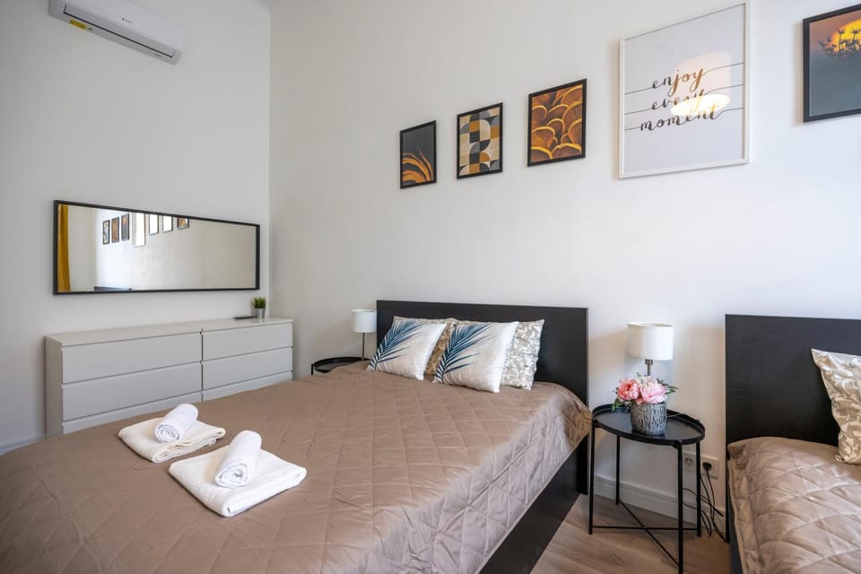Bed, Photo of the whole room, Bedroom, towels, air conditioner