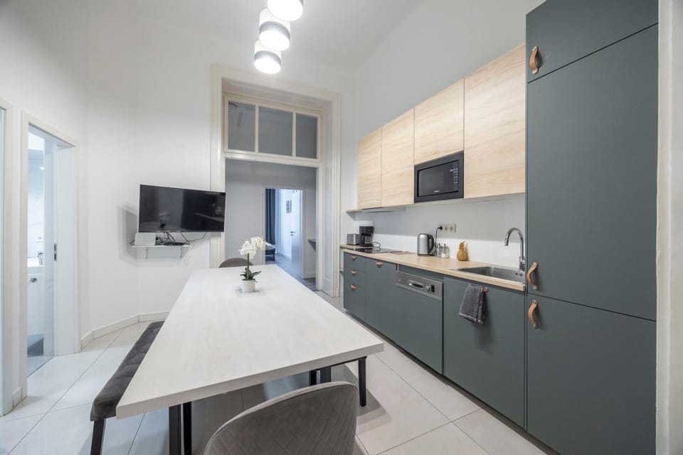 TV and multimedia, Kitchen or kitchenette, Dining area, dishwasher, oven, stove