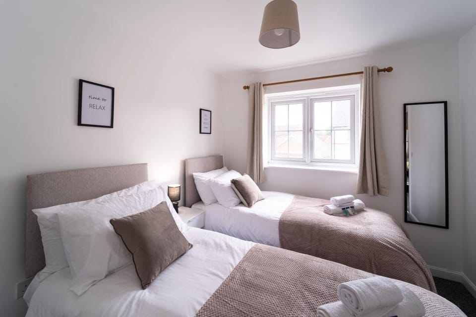 Photo of the whole room, Bedroom, towels