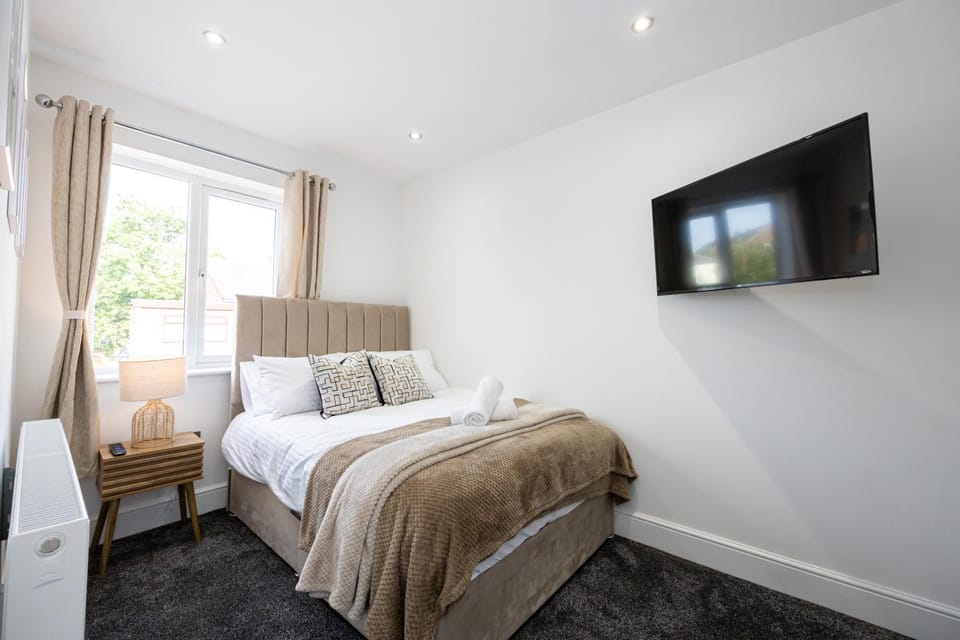 Bed, TV and multimedia, Photo of the whole room, Evening entertainment, Bedroom