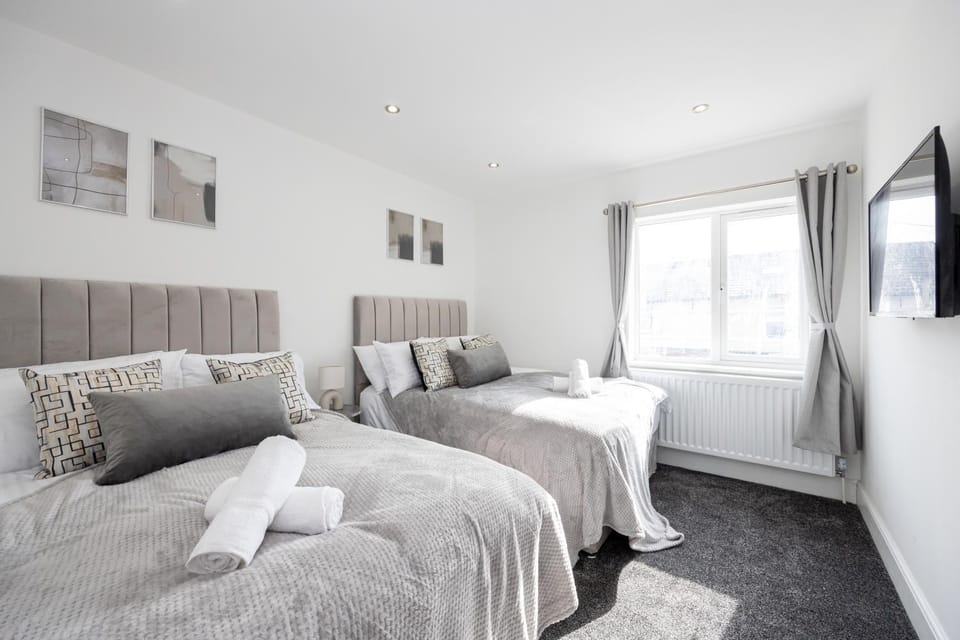 Bed, TV and multimedia, Photo of the whole room, Bedroom, internet, towels