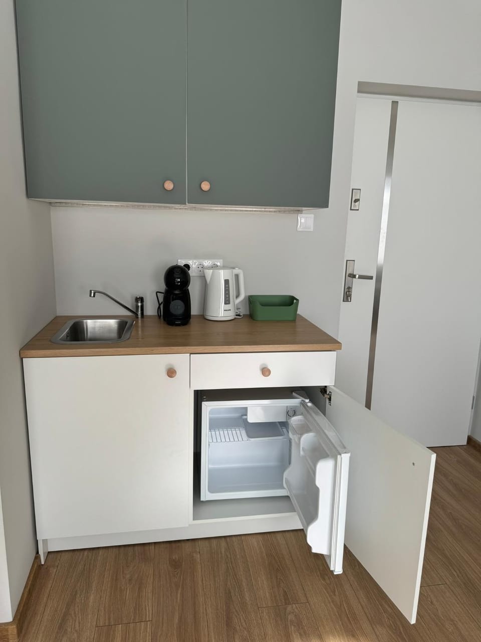 Coffee/tea facilities, Kitchen or kitchenette, stove