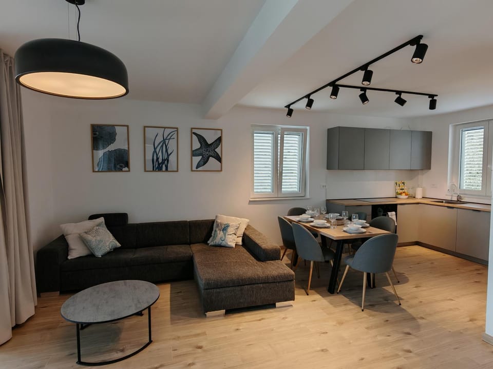 TV and multimedia, Living room, Seating area, Dining area