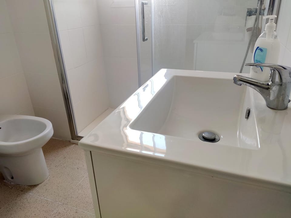 Shower, Spring, Bed, Activities, Winter, Summer, Bathroom, Balcony/Terrace, Beach, Hiking, Animals, Animals, Animals, Autumn, Pets, Pets, Pets, Sports, Entertainment, children, children, children, young children, young children, young children, older children, older children, older children, group of guests, group of guests, group of guests, cot, bunk bed, Family, Family, Family, dishwasher, microwave, oven, pet friendly, pet friendly, washing machine, elevator
