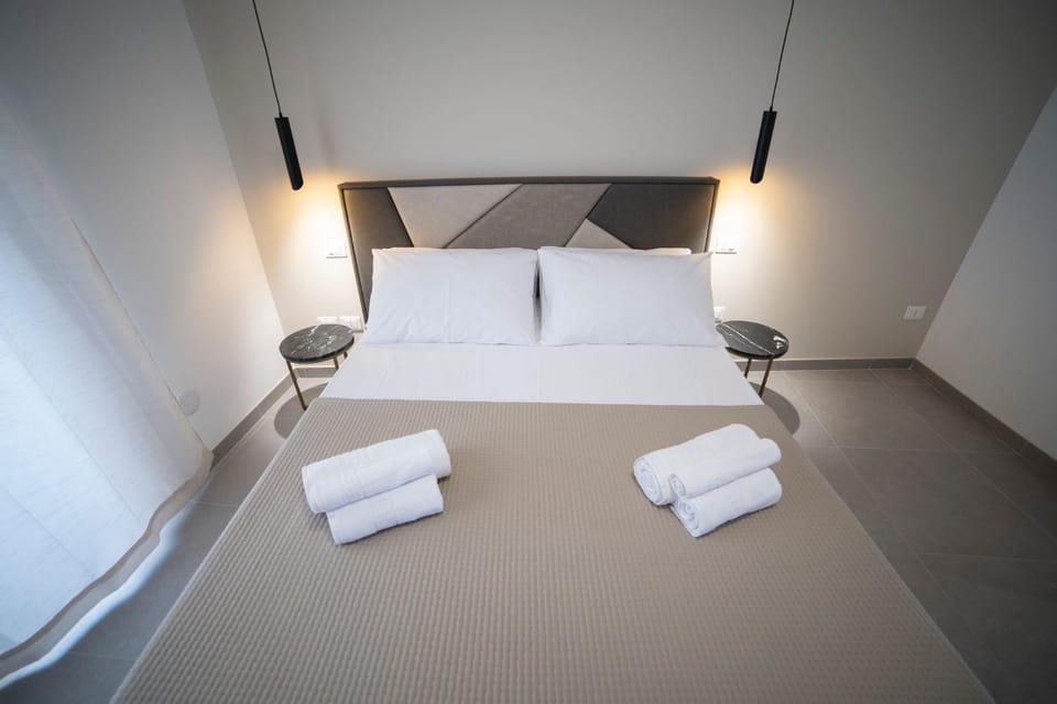 Bed, Bedroom, towels