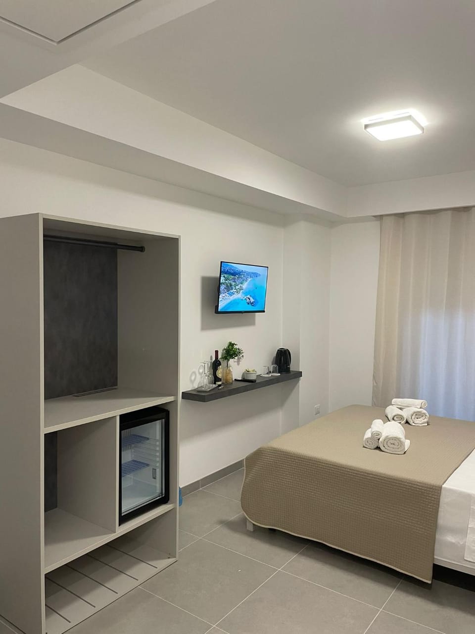 Bed, TV and multimedia, Photo of the whole room, Bedroom, towels