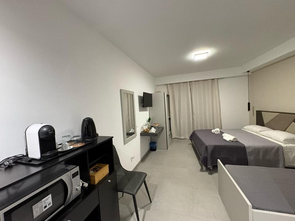 Bed, TV and multimedia, Photo of the whole room, Bedroom, minibar, air conditioner