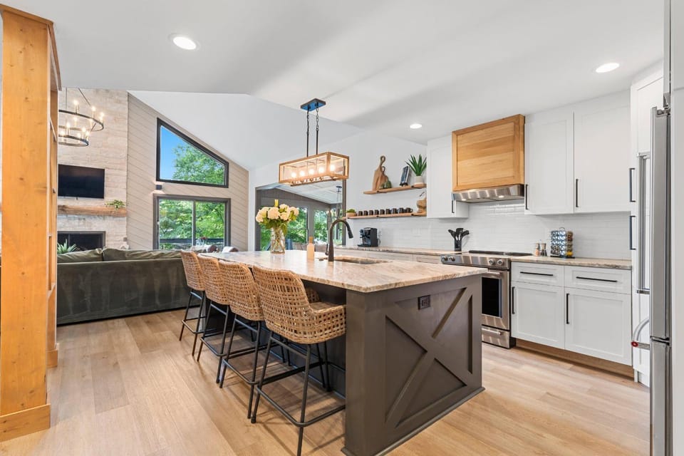 Kitchen or kitchenette, Dining area, dishwasher, oven, pet friendly, stove