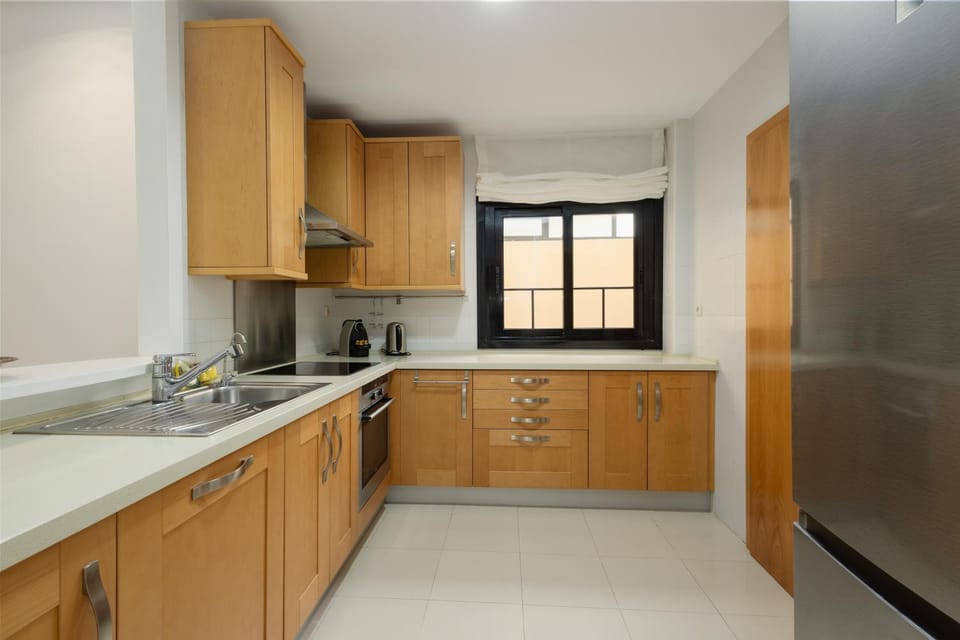 Coffee/tea facilities, Kitchen or kitchenette, dishwasher, oven, stove, kitchen