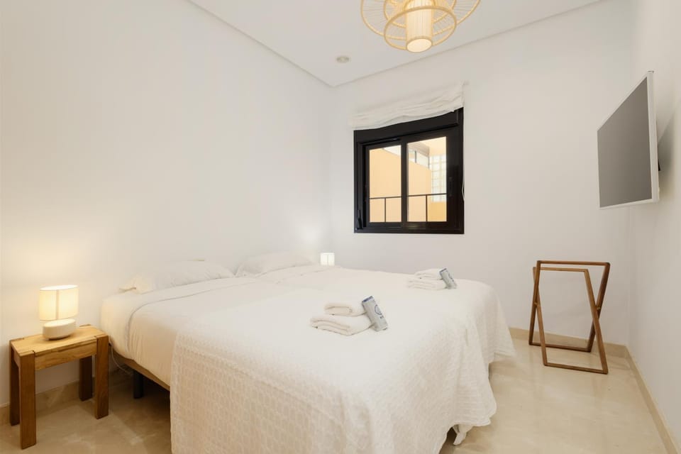 Bed, TV and multimedia, Photo of the whole room, Bedroom, towels, air conditioner