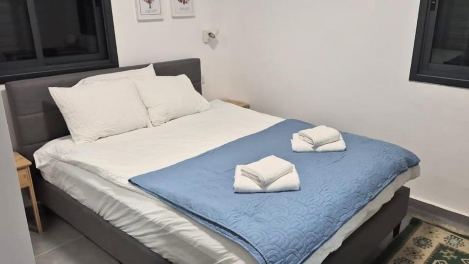 Bedroom, towels