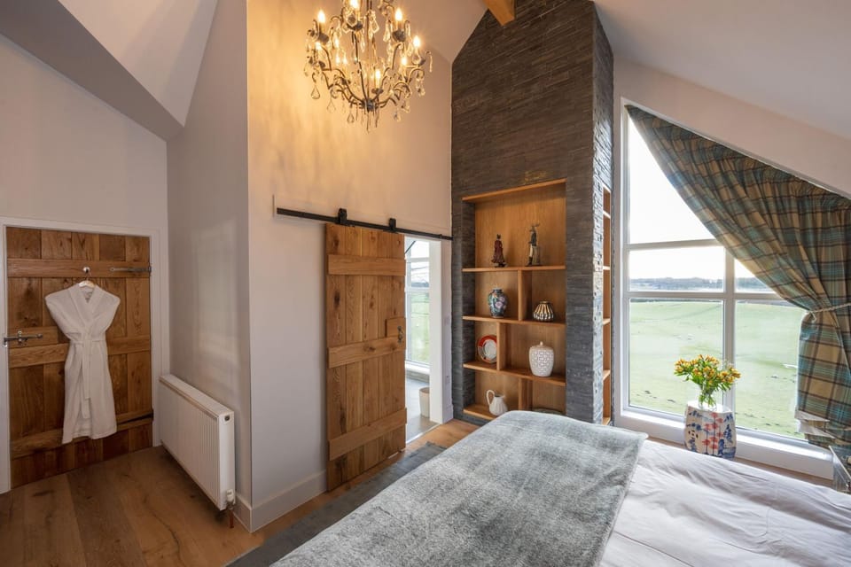 Property building, Bed, Photo of the whole room, Bedroom, towels, wardrobe