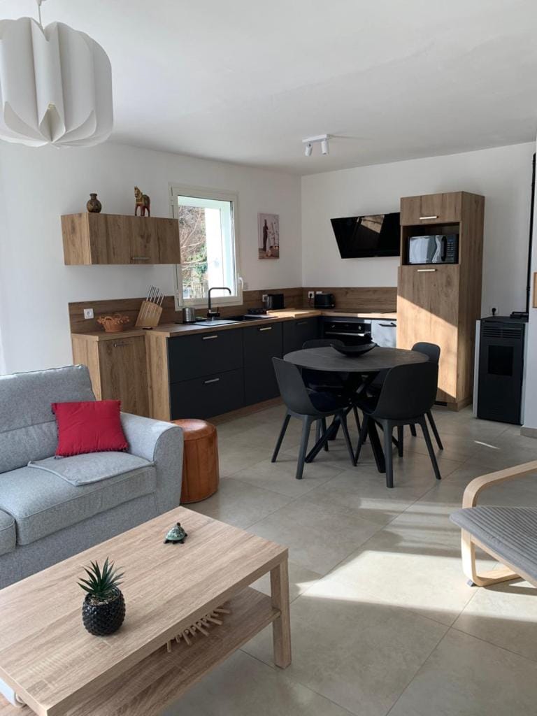 Kitchen or kitchenette, Dining area