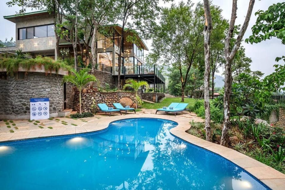 Property building, Patio, Spring, Day, Natural landscape, Garden, Garden view, Pool view, Swimming pool, sunbed