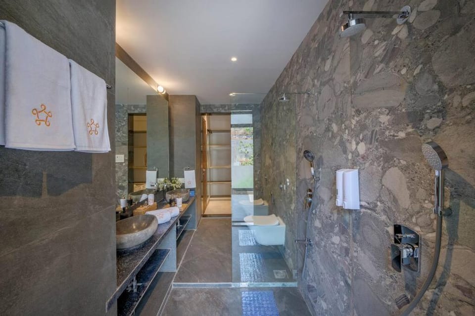 Shower, Toilet, Bathroom, towels