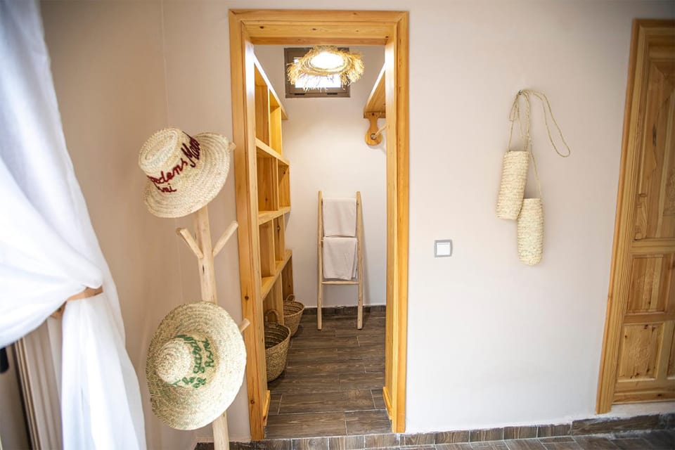 Bathroom, Bedroom, storage, towels