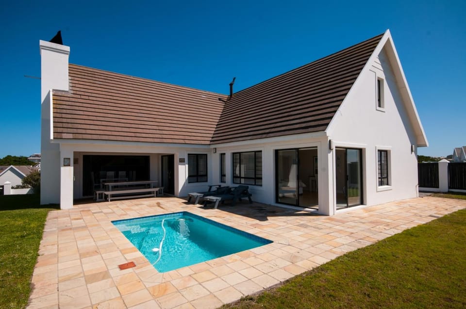 Property building, Swimming pool, sunbed