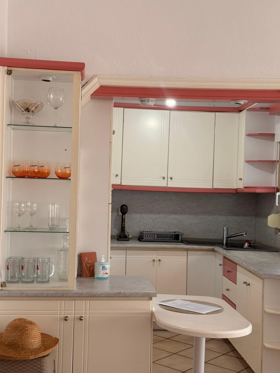 Kitchen or kitchenette, minibar, stove