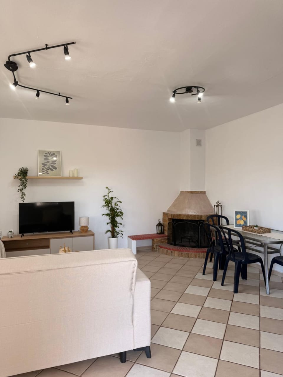 TV and multimedia, Living room, Seating area, Dining area, fireplace