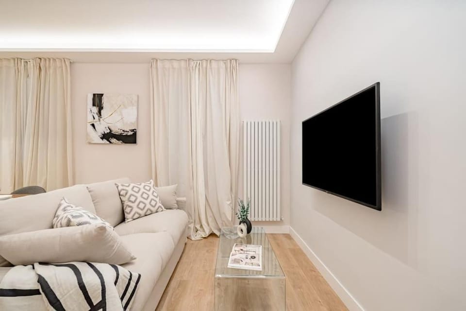 TV and multimedia, Living room, Evening entertainment