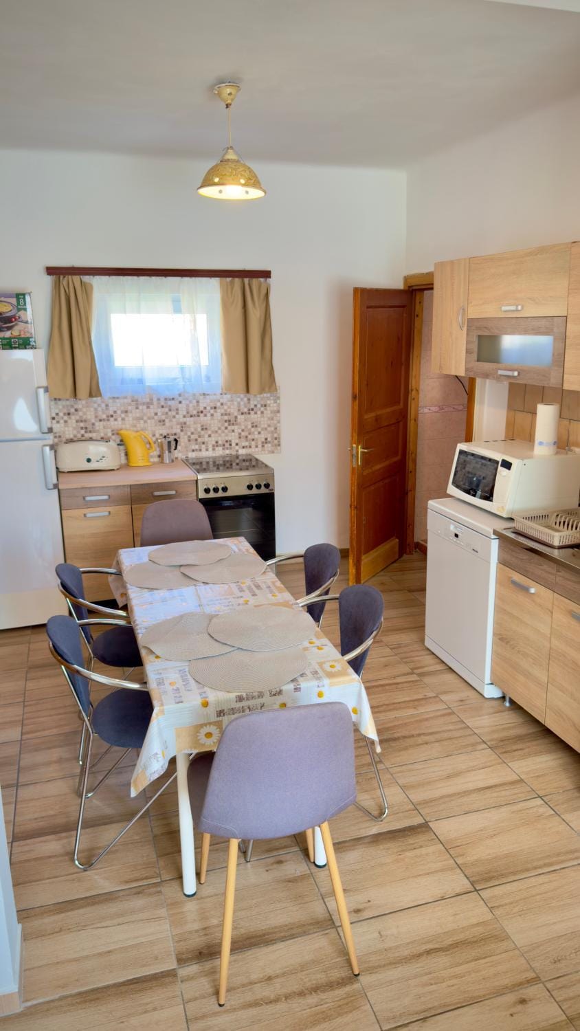Restaurant/places to eat, Kitchen or kitchenette, dishwasher, microwave, oven