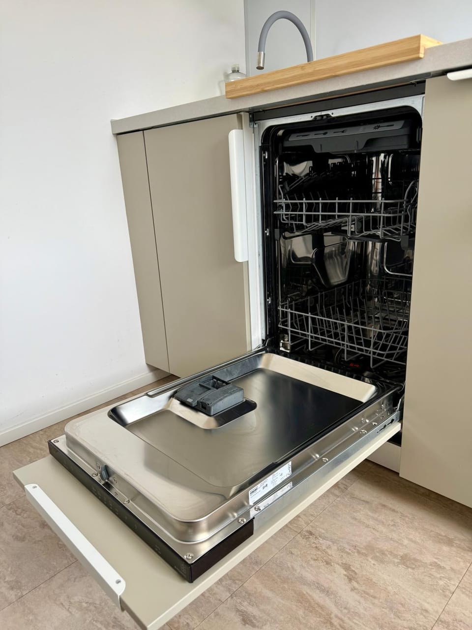 Kitchen or kitchenette, dishwasher